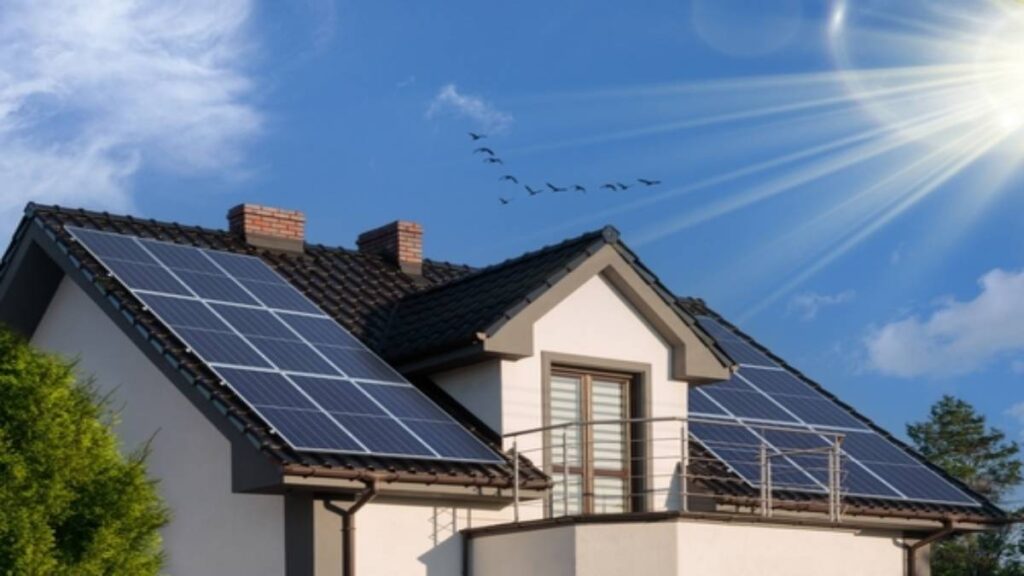 Woning waarop veel zonnepalen zijn geplaatst. 