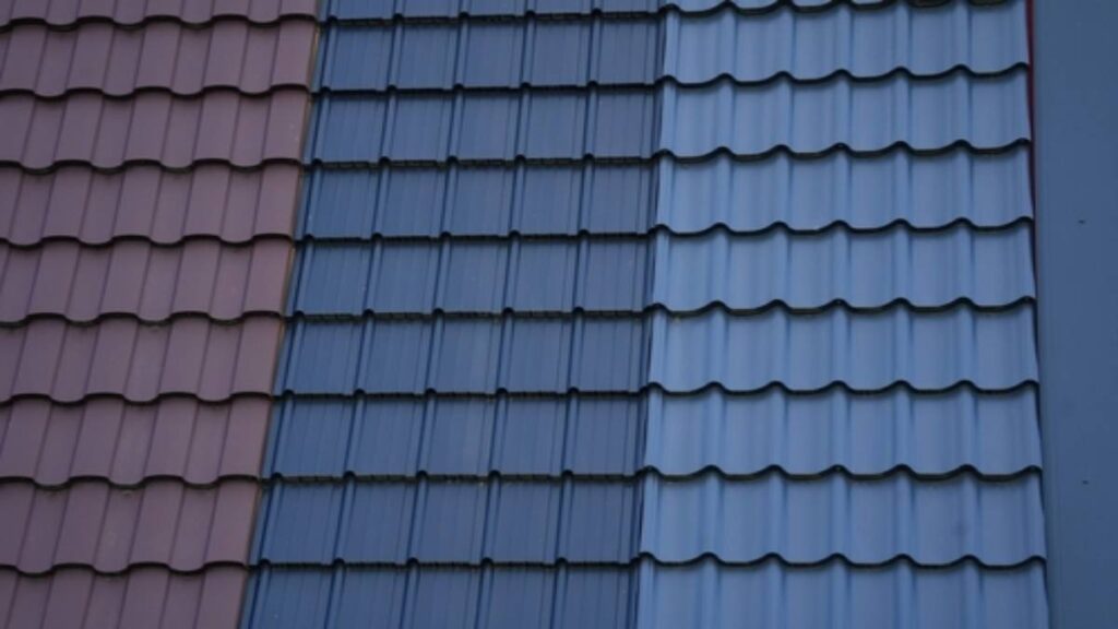 Je ziet verschillende kleuren en verschillende soorten dakbedekking. 