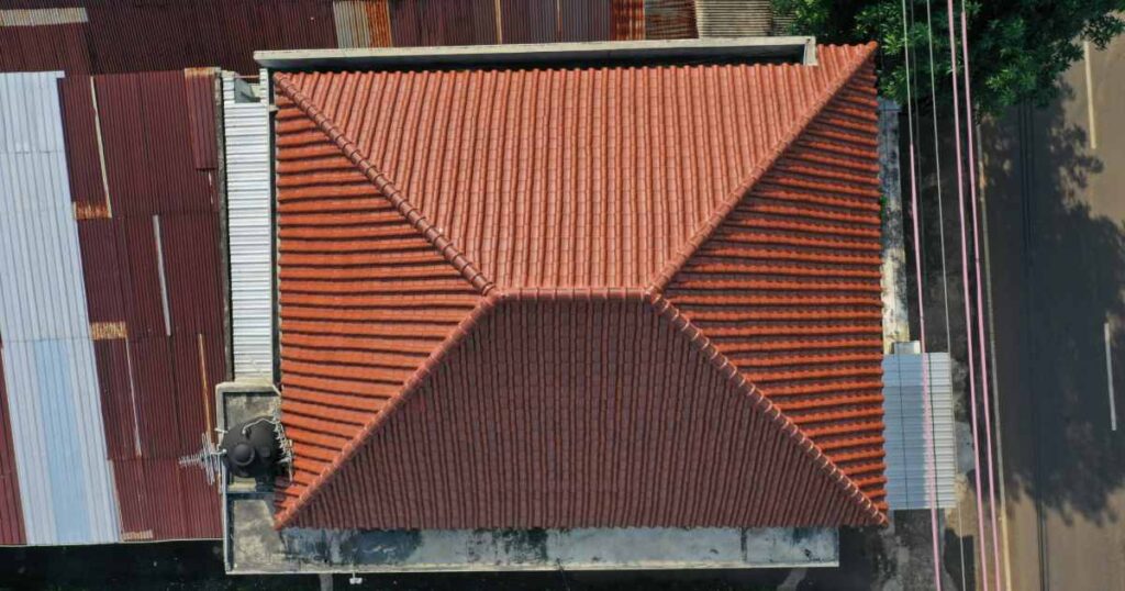 Rood schilddak op huis langs de bovenkant gefotografeerd.