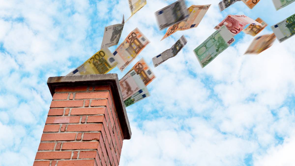 Briefjes geld waaien uit de schouw. 