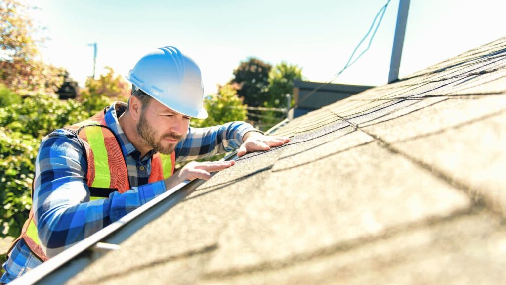 Er wordt momenteel gewerkt aan een schuin dak door een ervaren dakwerker.