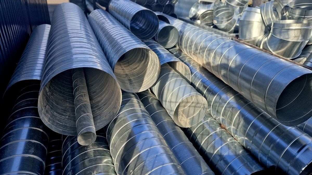 Flexibele rookkanalen in inox in verschillende diameters klaar voor installatie in een bestaande schoorsteen