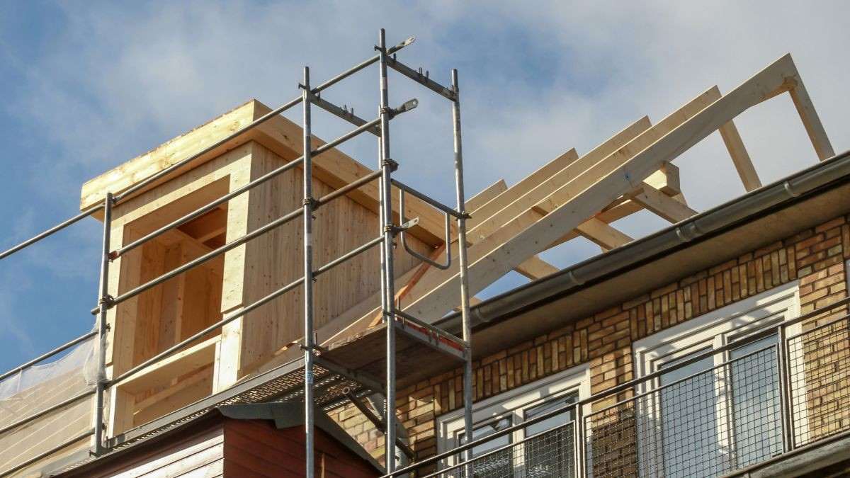 Dakopbouw in aanbouw met houten constructie en steiger, waarmee de bestaande woning extra leefruimte onder het dak krijgt.