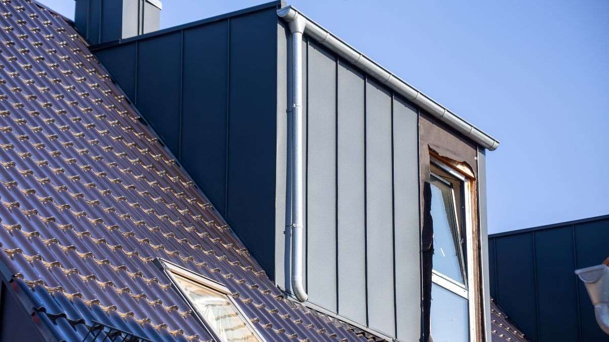 Dak verhogen met een strakke opbouw in zinken gevelbekleding, passend bij het bestaande pannendak en de woning.