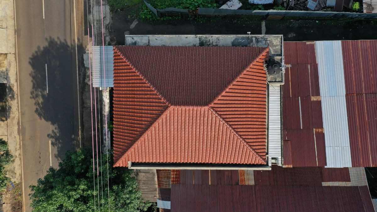 Luchtfoto van een schilddak met rode kleidakpannen waar de vier hellende dakvlakken duidelijk zichtbaar zijn