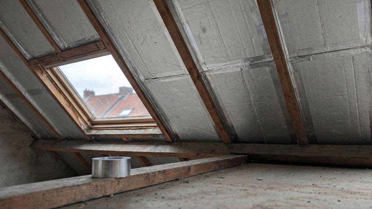 PIR dakisolatie aan de binnenzijde van een schuin dak, tussen de kepers geplaatst en aan de naden afgetapet met aluminiumtape