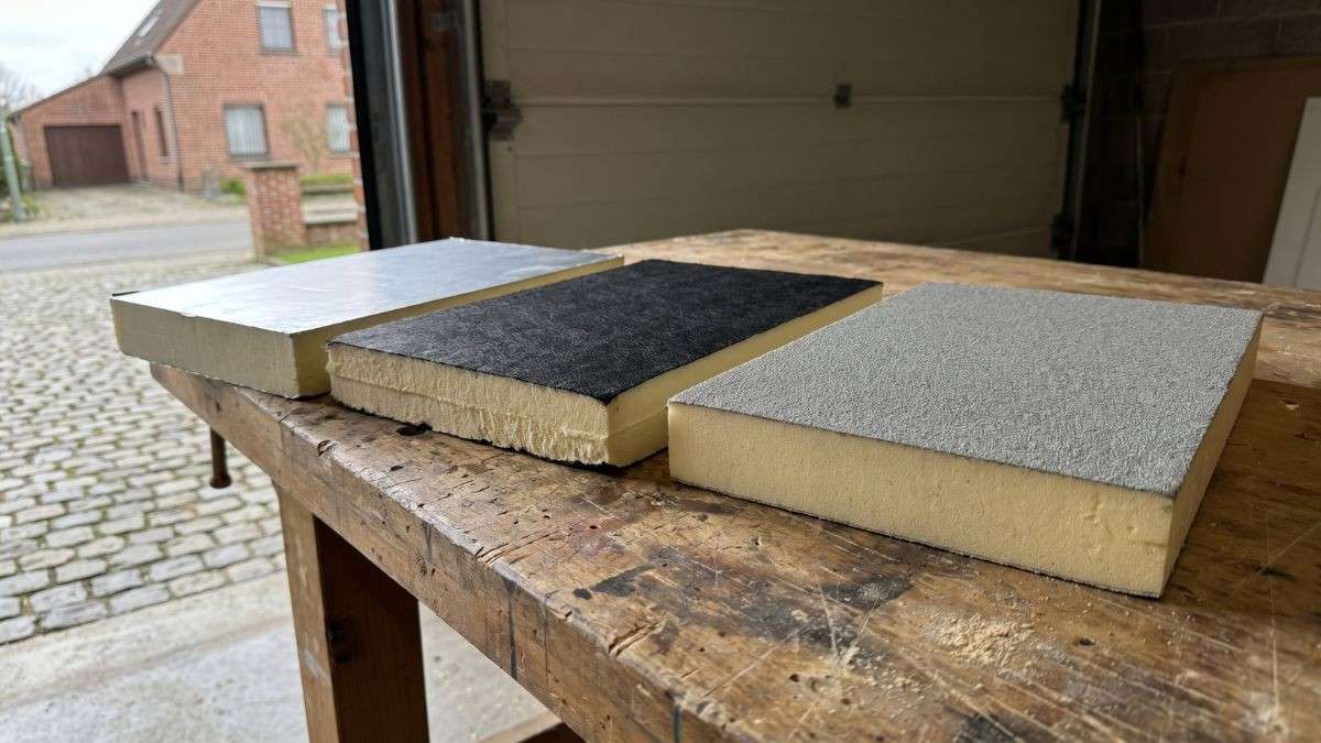 PIR-platen naast elkaar met een cachering van aluminium, gebitumineerd glasvlies en gemineraliseerd glasvlies