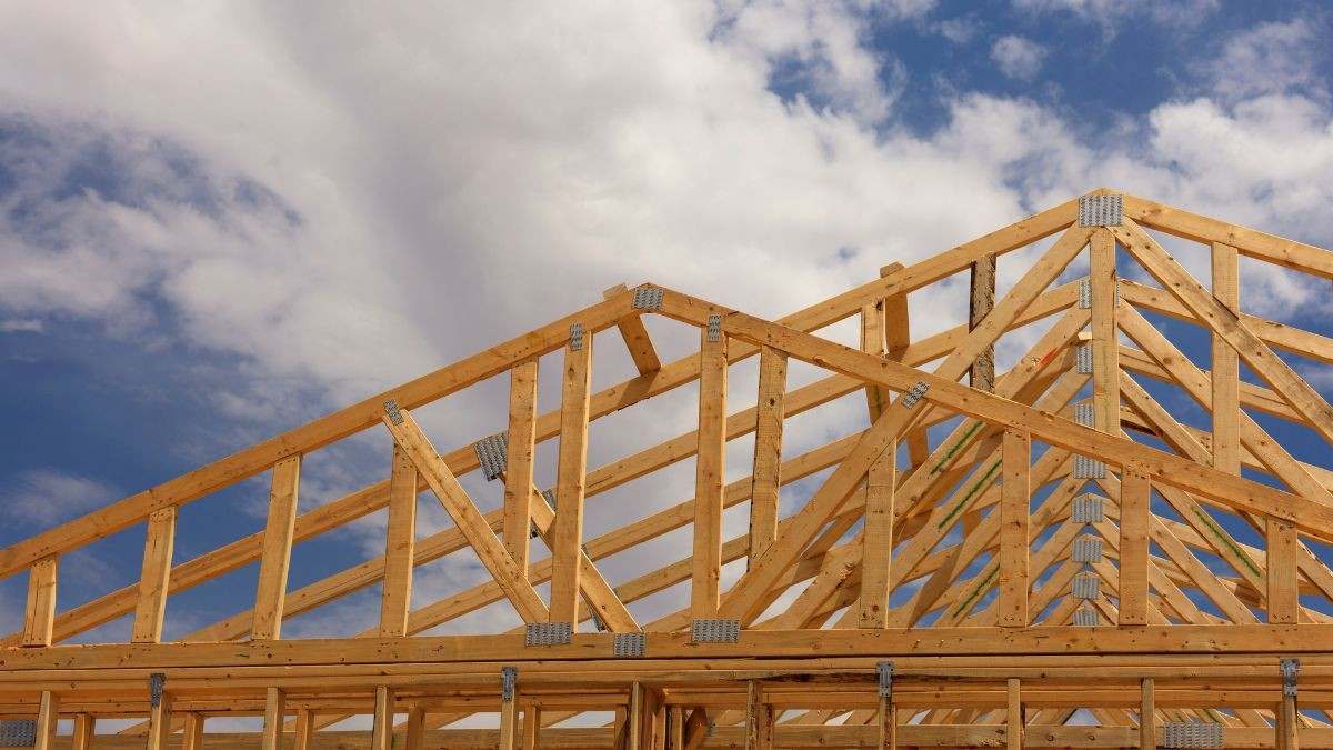 Doorsnede van de opbouw van een dak met spanten, van binnenafwerking en dampscherm tot onderdak, latten en dakpannen.