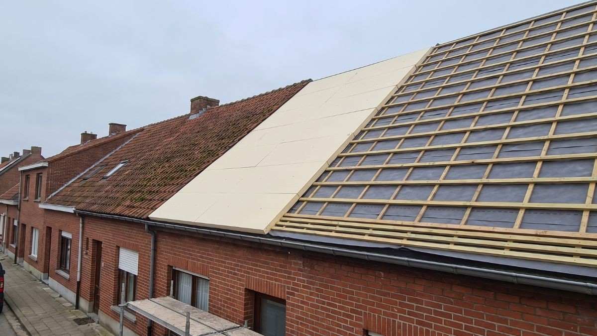 Isolatieplaten voor een sarkingdak op een rijwoning, naast onderdak met latten en het oude dak van de buren